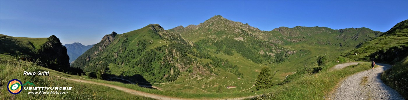 04 In discesa sulla stradetta ENEL-Sent. 110 al piano del Lago di Valmora.jpg
